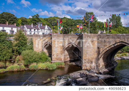 Ancient bridge in Llangollen town 49098623