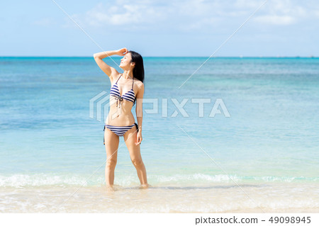 游泳衣的一個少婦 游泳衣的一個少婦 49098945