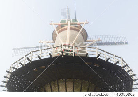 在早晨薄霧的Miyagi Naganuma Futopia公園荷蘭風車 在早晨薄霧的Miyagi Naganuma Futopia公園荷蘭風車 49099802