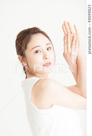 瑜伽姿勢二十多歲的女人 瑜伽姿勢二十多歲的女人 49099823