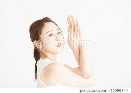 瑜伽姿勢二十多歲的女人 瑜伽姿勢二十多歲的女人 49099844