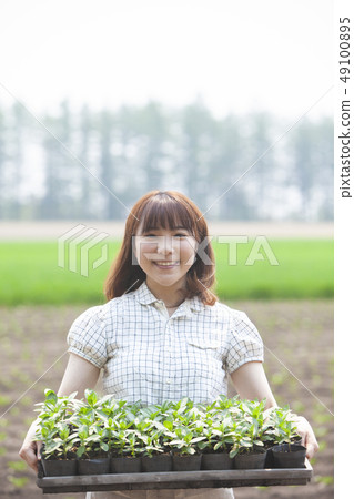 有幼苗的婦女 49100895