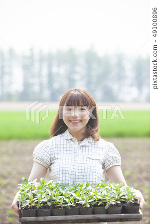 有幼苗的婦女 49100896