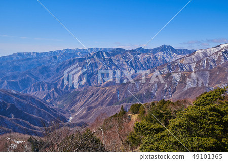 在Oku-Nikko Hemiyama天文台西南的降雪山（Omikaizan等）的視圖 49101365