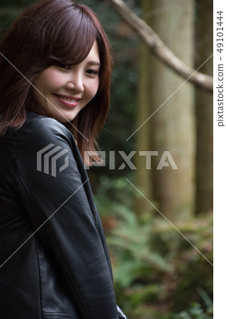 一個女人在森林裡 一個女人在森林裡 49101444