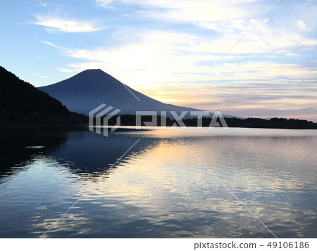 Lake Tanuki and Mt. Fuji 49106186
