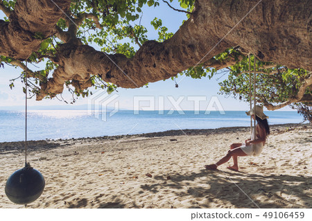 乘坐竹富島凱吉海灘鞦韆的女人 乘坐竹富島凱吉海灘鞦韆的女人 49106459