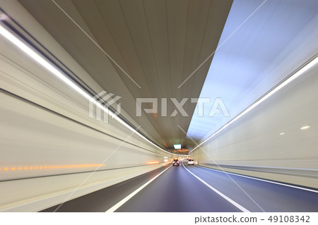 汽車在外環路的隧道上運行 汽車在外環路的隧道上運行 49108342