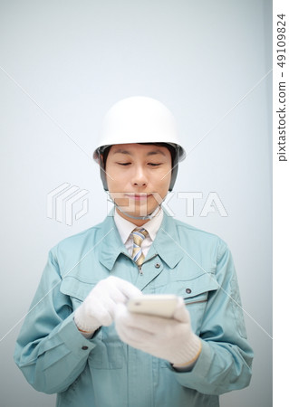 工人(承包商維修維修建築施工業務藍色背景藍色背複製空間) 工人(承包商維修維修建築施工業務藍色背景藍色背複製空間) 49109824
