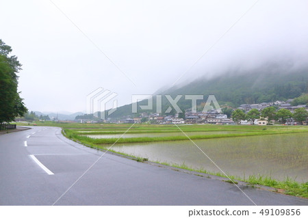 雨季,站立的村莊堆 雨季,站立的村莊堆 49109856