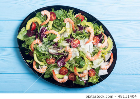 Mix of salad with shrimps , avocado and cherry 49111404