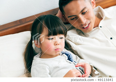 為人父母養育睡覺的女兒 49113841