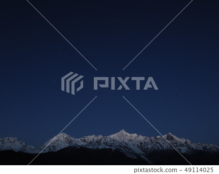 Yunnan, China, Tokuan in the early morning Umeri Snow Mountain and the starry sky / stars and Mt. Meili at dawn 49114025