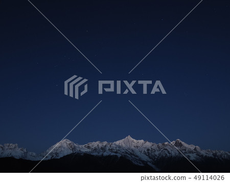 雲南,中國,Tokuan在清晨Umeri雪山和滿天星斗的天空/星星和黎明的梅里山 雲南,中國,Tokuan在清晨Umeri雪山和滿天星斗的天空/星星和黎明的梅里山 49114026