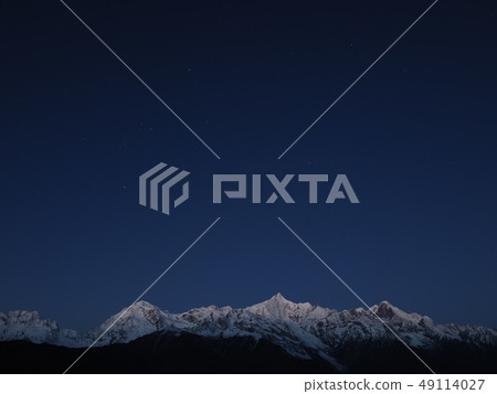 Yunnan, China, Tokuan in the early morning Umeri Snow Mountain and the starry sky / stars and Mt. Meili at dawn Yunnan, China, Tokuan in the early morning Umeri Snow Mountain and the starry sky / stars and Mt. Meili at dawn 49114027