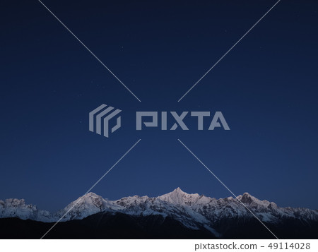Yunnan, China, Tokuan in the early morning Umeri Snow Mountain and the starry sky / stars and Mt. Meili at dawn 49114028