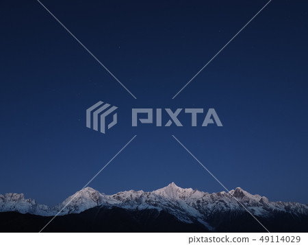 雲南，中國，Tokuan在清晨Umeri雪山和滿天星斗的天空/星星和黎明的梅里山 49114029