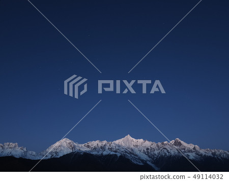 Yunnan, China, Tokuan in the early morning Umeri Snow Mountain and the starry sky / stars and Mt. Meili at dawn Yunnan, China, Tokuan in the early morning Umeri Snow Mountain and the starry sky / stars and Mt. Meili at dawn 49114032