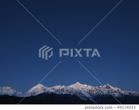 雲南，中國，Tokuan在清晨Umeri雪山和滿天星斗的天空/星星和黎明的梅里山 49114033