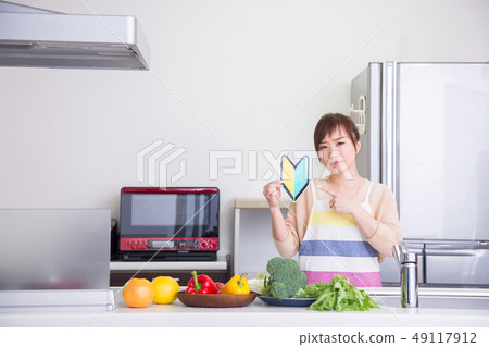烹飪初學者的女人 烹飪初學者的女人 49117912