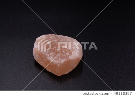 喜馬拉雅鹽黑色背景 49118397