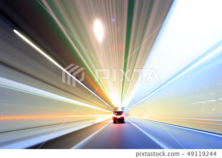 汽車在外環路的隧道上運行 汽車在外環路的隧道上運行 49119244