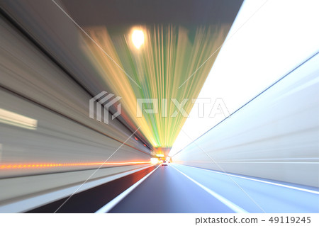 汽車在外環路的隧道上運行 汽車在外環路的隧道上運行 49119245