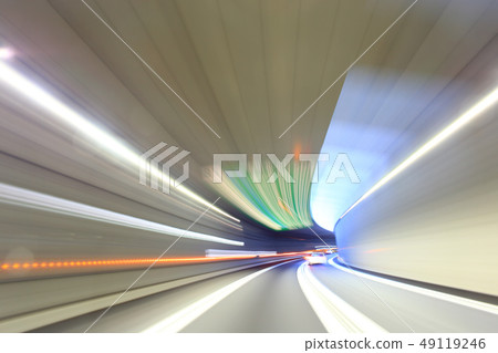 汽車在外環路的隧道上運行 汽車在外環路的隧道上運行 49119246