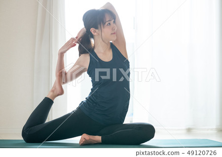 做瑜伽日本人鳩姿勢鳩姿勢熱的瑜伽的少婦 49120726