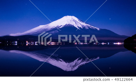 日本，富士山在冬天，富士山在河口湖在晚上的絕景 49122664