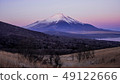 日本，富士山在冬天，湖山中湖在早晨的陽光下的絕景 49122666
