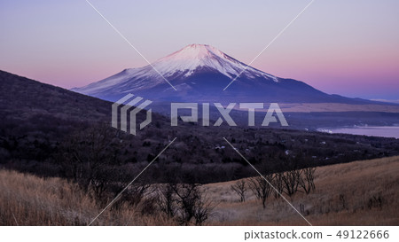 日本，富士山在冬天，湖山中湖在早晨的陽光下的絕景 49122666