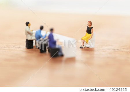 三位採訪者和女性接受了採訪 三位採訪者和女性接受了採訪 49124335