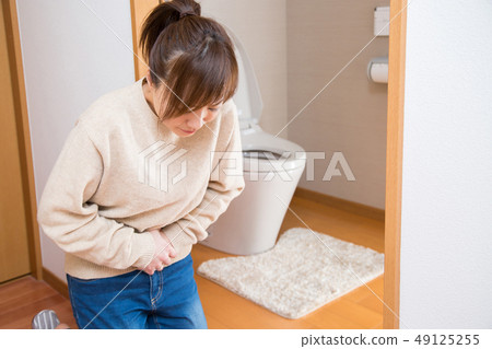 一個在浴室前捲起的女人 一個在浴室前捲起的女人 49125255