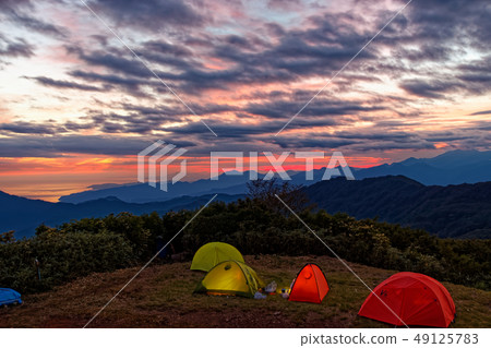 Tent grounds of Bohai New Road, Bohai Sanshuang, at dawn 49125783