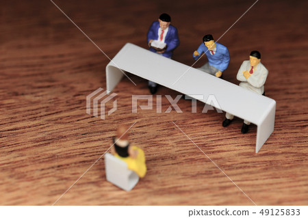 三位面試官和一位女士 49125833