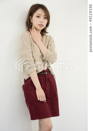 一個女人在秋天的衣服 49129198