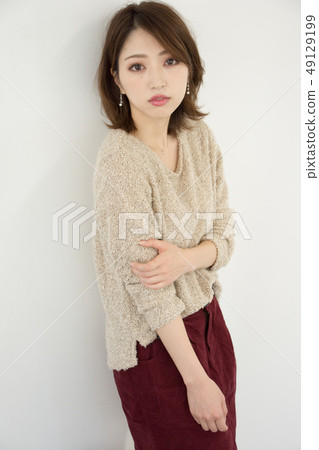 一個女人在秋天的衣服 一個女人在秋天的衣服 49129199