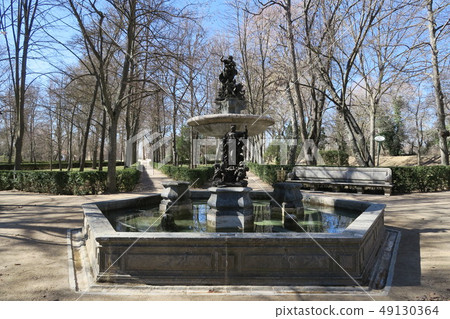 Fountain in the gardens of Aranjuez island 49130364