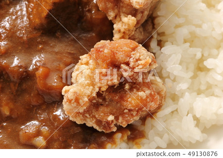 炸雞配牛肉咖哩飯。 炸雞配牛肉咖哩飯。 49130876