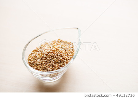 烤芝麻和白芝麻 烤芝麻和白芝麻 49132736