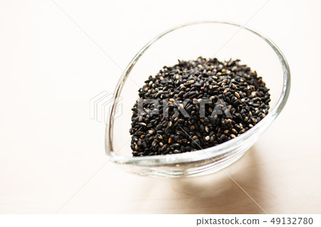 烤芝麻和黑芝麻 烤芝麻和黑芝麻 49132780