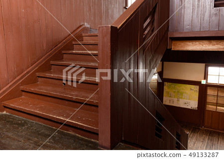 閉合的學校木教學樓 49133287