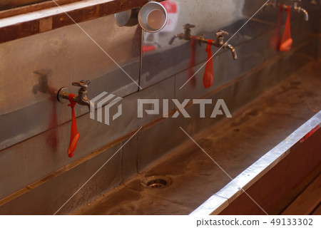 閉合的學校木教學樓 49133302