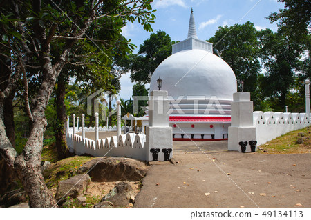 The Aluvihare Rock Temple in Aluvihare, Sri Lanka 49134113