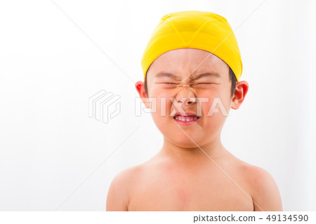 男孩微笑上身赤裸游泳 49134590