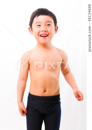 男孩微笑上半身裸體 49134699