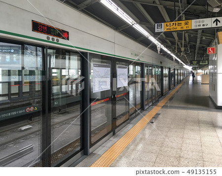 Subway platform without people Subway platform without people 49135155