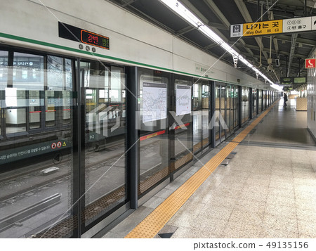 Subway platform without people Subway platform without people 49135156