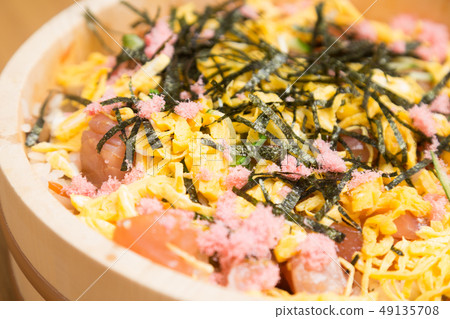 chirashi sushi  49135708
